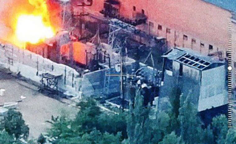 Після удару дрону на околиці Херсона спалахнула масштабна пожежа, пошкоджено інфраструктуру