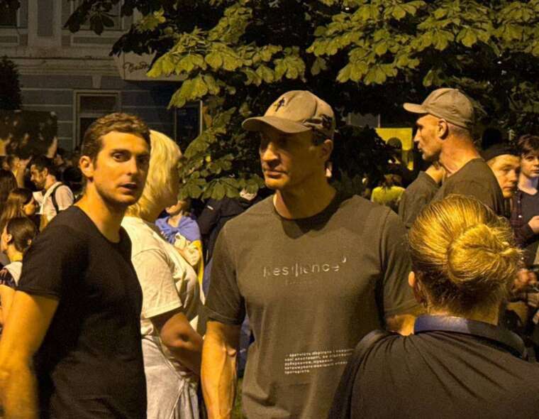 У Києві тривають протести проти скандального законопроєкту — серед учасників помітили братів Кличків