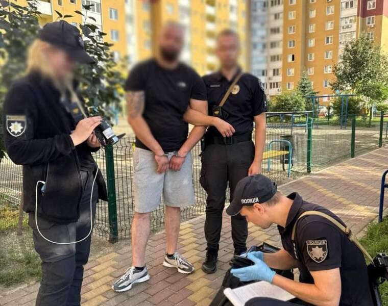 У Києві чоловік на тлі конфлікту відкрив стрілянину по авто: його затримано