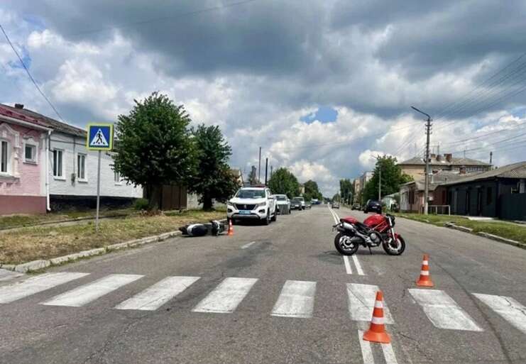 У Київській області сталася ДТП за участю бабусі на мопеді й спортбайка