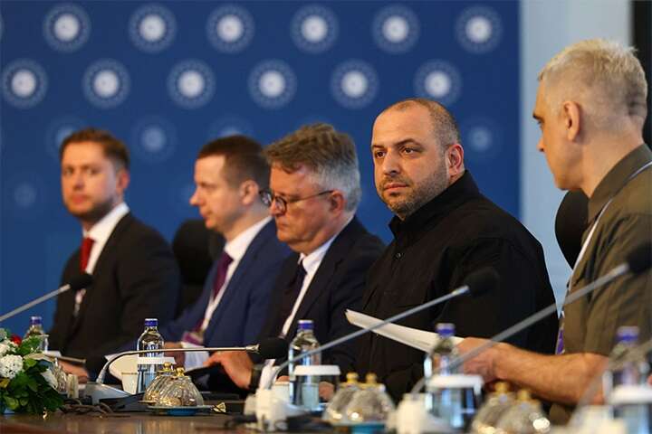 У ЗМІ спростовують фейк про «секретну» зустріч Умєрова та Мединського в Стамбулі