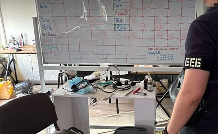 У Києві викрито шахрайський "інвестофіс", який виманював гроші у іноземців через криптовалюту