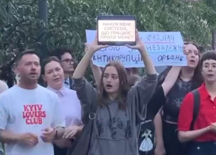 «Прогресивна молодь підпалила автозак»: TikTok став рушієм «НАБУ-Майдану», а хітом протестів — пісня Жадана