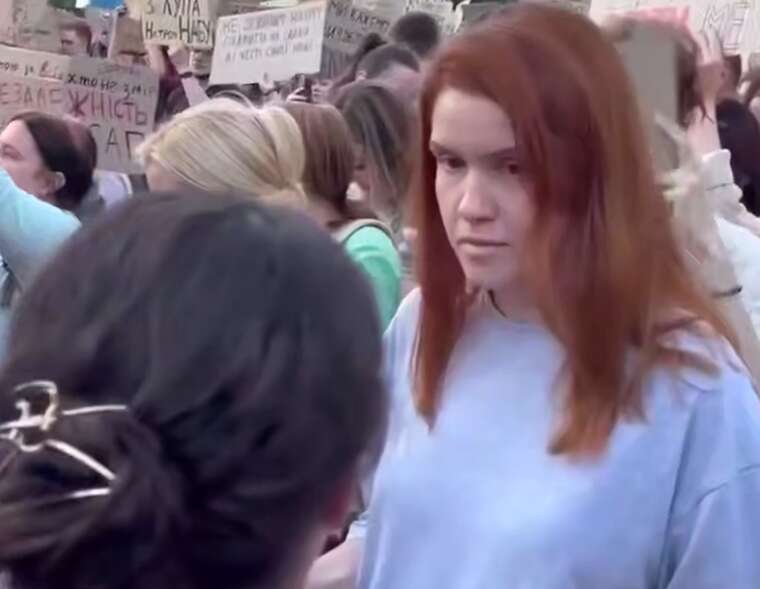 Нардепка Мар’яна Безугла прийшла на акцію проти закону, який сама підтримала голосуванням