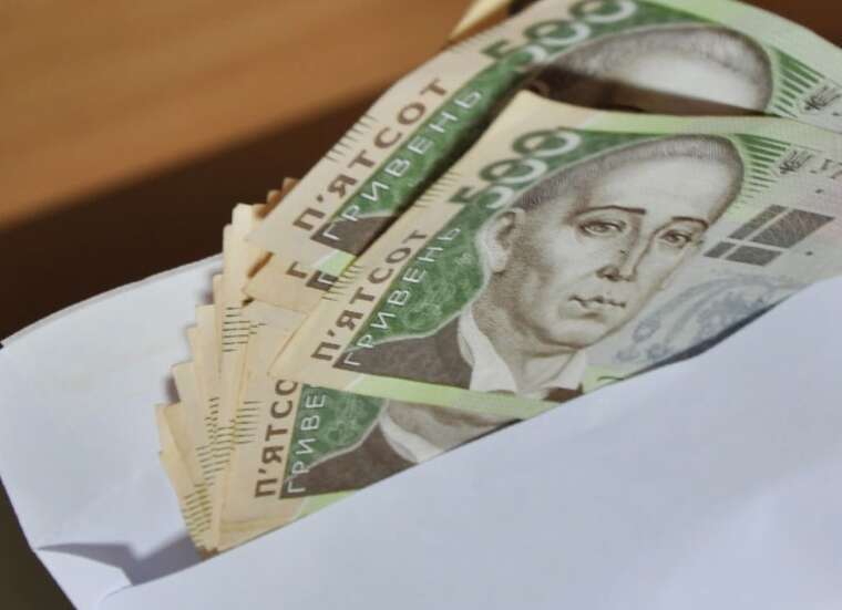 "Тримай у конверті": в судах виявили практику неофіційних виплат працівникам апарату