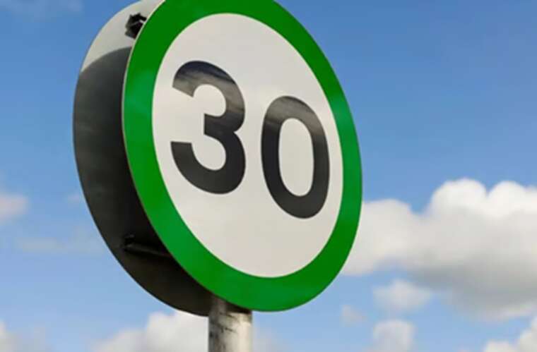 На дорогах України з’явився новий знак із зеленою каймою