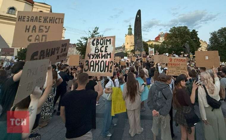 Люди у Львові вийшли на масштабний протест через закон про НАБУ та САП