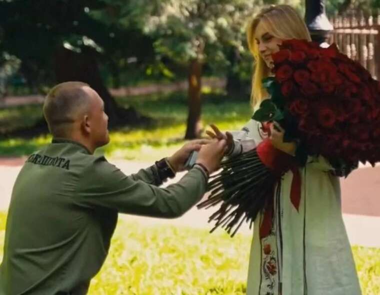 Захисник Маріуполя, який пробув понад 1100 днів у полоні, зробив пропозицію коханій