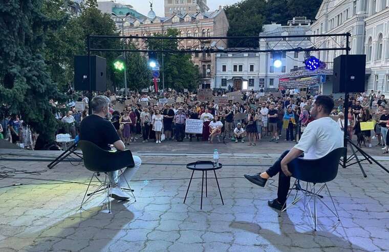 "Speaking Out Loud": Protesters in the center of Kyiv have opened a platform for free discussion
