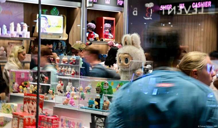 У Берліні сотні людей прийшли на відкриття магазину з Labubu