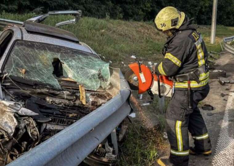 Смертельна ДТП на трасі Київ-Чоп: водій загинув, авто прошило відбійником