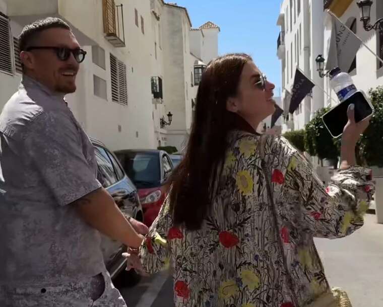 Усик на приватному джеті вирушив до Іспанії, аби зустрітися з синами