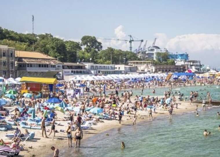 На пляжах Одеси сьогодні був справжній аншлаг — люди заповнили майже кожен метр