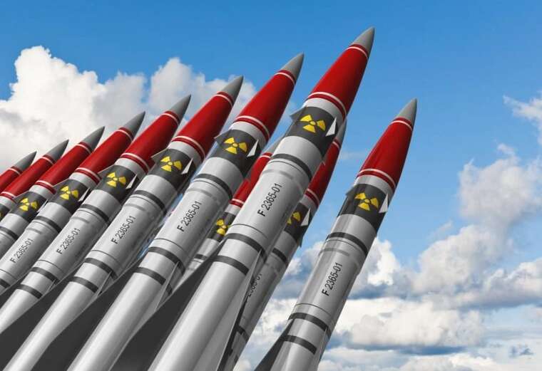 США демонстративно доставили ядерное оружие в Британию — Bloomberg