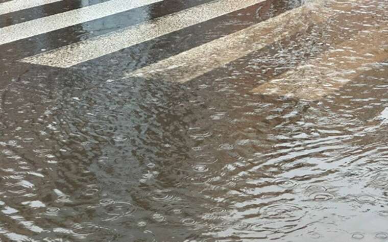 Зливи затопили Нетішин: вулиці в Хмельницькій області перетворилися на бурхливі ріки