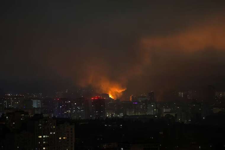 У Reuters показали кадри нічних прильотів по Києву