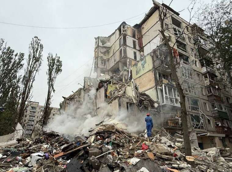 У Києві вже 13 загиблих внаслідок нічного ракетного удару — триває рятувальна операція