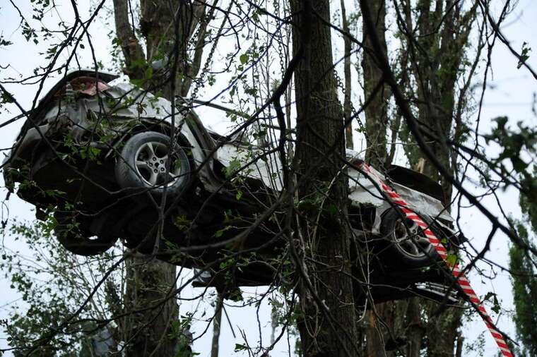Атака РФ по Києву: вибуховою хвилею автомобіль закинуло на дерево