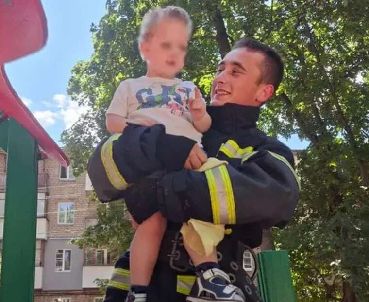 На Дніпропетровщині рятувальники визволили 2-річного хлопчика, який застряг головою в гірці