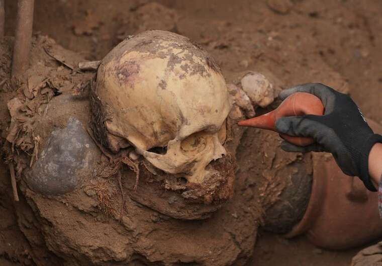 В столице Перу работники газовой службы случайно обнаружили две гробницы доинкского периода