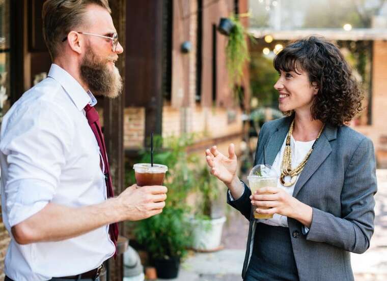 Люди з нижчим соціально-економічним статусом кращі за багатіїв у спілкуванні, — дослідження