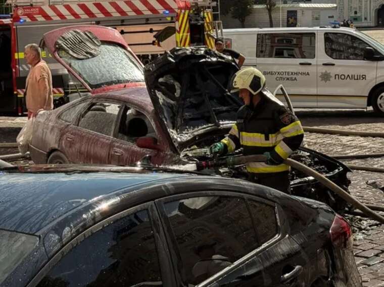У центрі Києва на Софійській площі загорівся легковий автомобіль: пожежу ліквідували