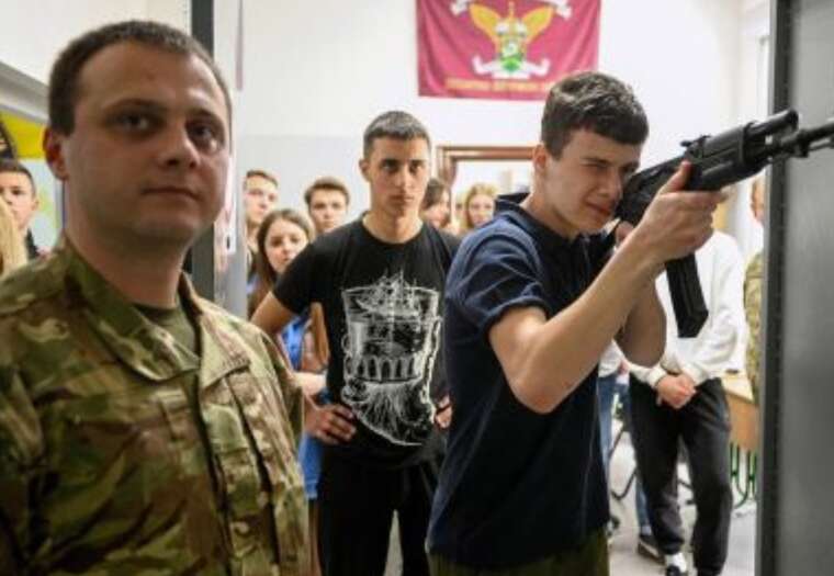 Українців готуватимуть до нацспротиву з 14 років, - Міноборони