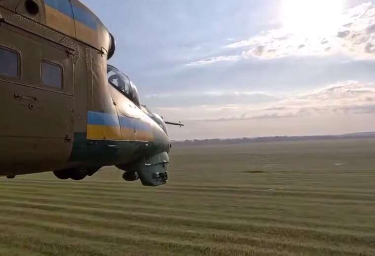 На полях поблизу фронту виявляють залишки оптоволокна від дронів: опубліковано відео