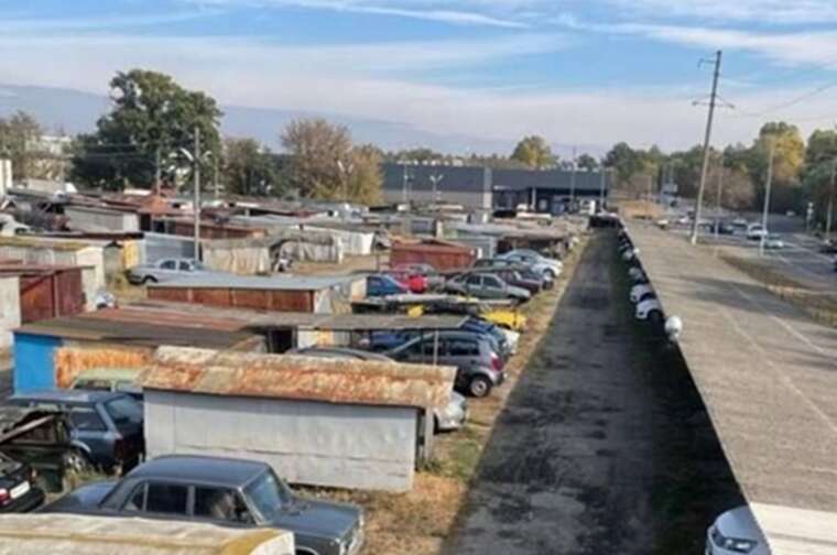 У Києві вимагають від кооперативу знести незаконну автостоянку