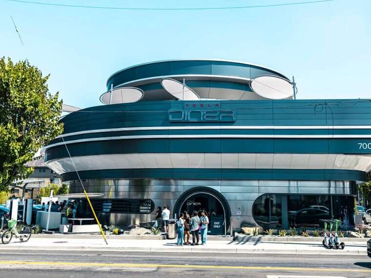 Ресторан Маска тільки для Tesla: журналістка описала "божевільний" досвід