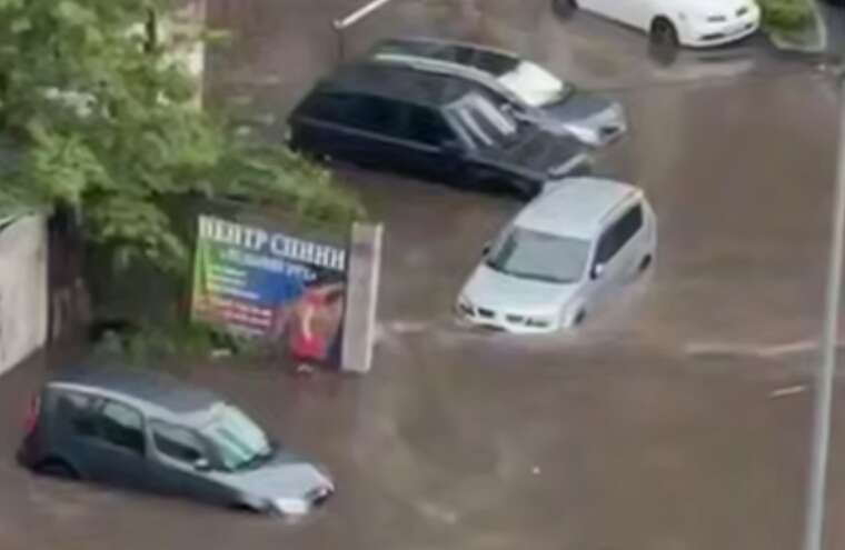 У Києві вирує негода: потужна злива затоплює вулиці