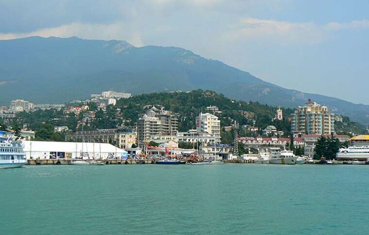 Loud explosions in Crimea: locals report missile attack and air defence operation