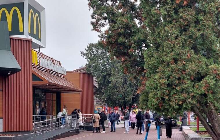 Стрельба в Черкассах: Из "Макдональдса" вынесли окровавленного мужчину