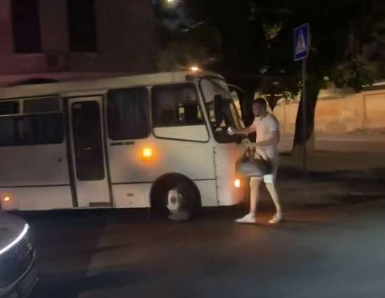 В Одесі хлопець намагався зупинити автобус ТЦК, щоб звільнити затриманого