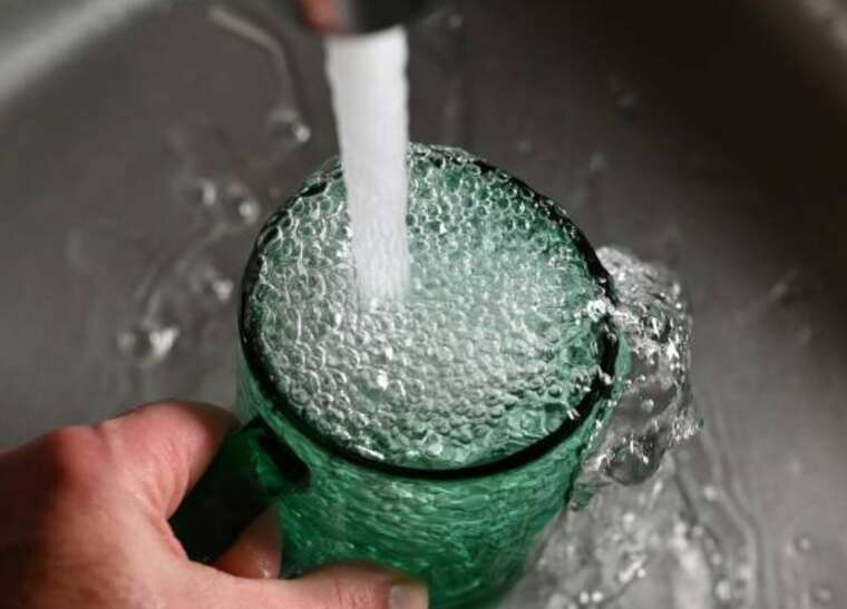 Residents of Donetsk are dissatisfied with the water: blue foam has appeared from the taps