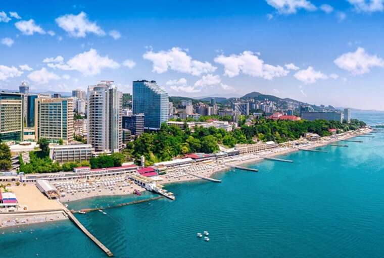 У російському Сочі лунають вибухи: закрили аеропорт, людей виводять з пляжів