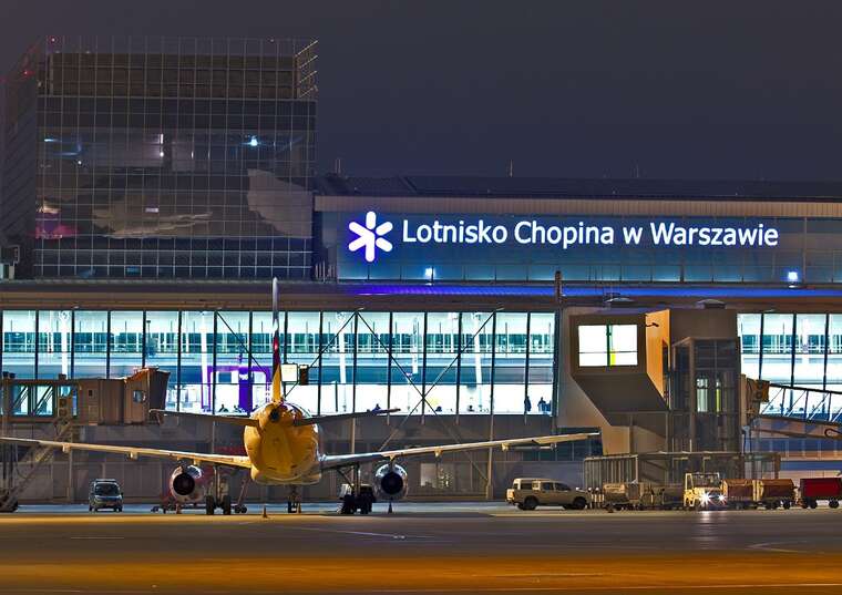 В аеропорту Польщі в пасажирів після прильоту почали перевіряти легальність в’їзду