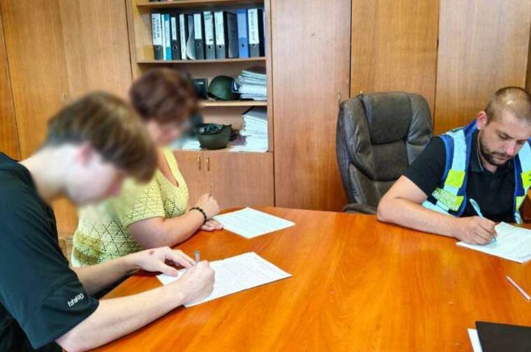 В Киеве подростки исполнили русский рэп, переодевшись в полицейскую форму