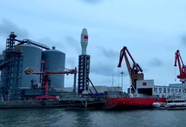 Китай здійснив запуск групи супутників у космос з морської платформи