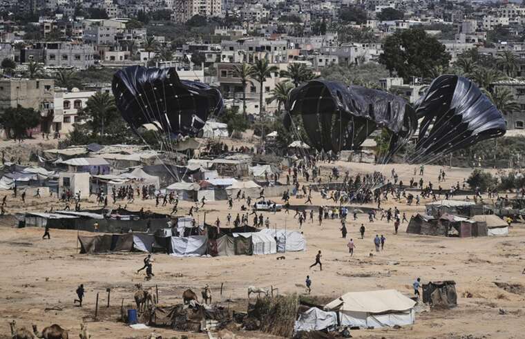 Греція скинула гуманітарну допомогу з повітря в Сектор Гази