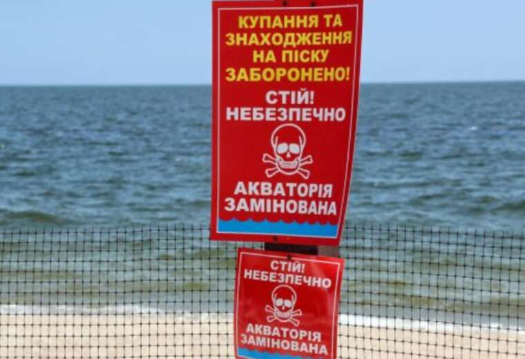 На пляжі в Затоці, після підриву міни, тіла загиблих збирають по частинах
