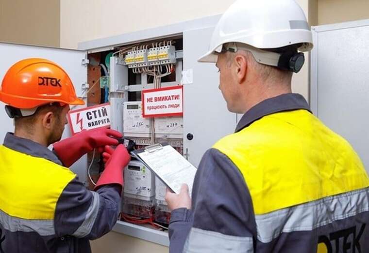 Співробітник ДТЕК сходив у туалет у столичному підʼїзді