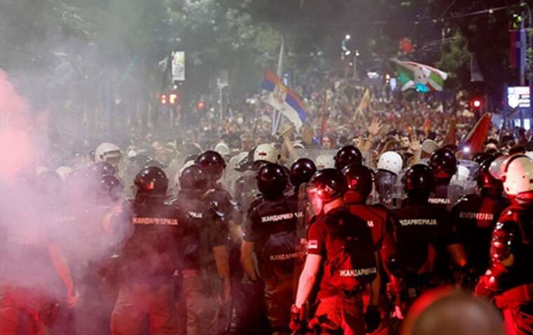 В Сербии снова происходят антиправительственные протесты: Вучич объявил о досрочных выборах