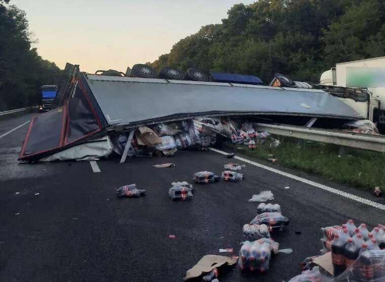 На трассе Киев-Одесса возле Умани перевернулся грузовой автомобиль с "Кока-Колой"