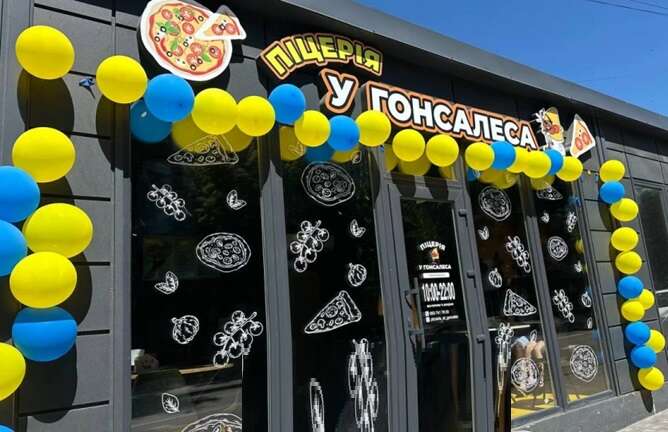 Ветеран Валерій Кучеренко відкрив піцерію в Білій Церкві після втрати обох рук