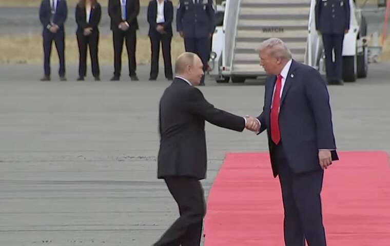 Meeting of Putin and Trump: showed footage of the first handshake