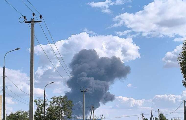 Російський Волгоград знову затягнуло чорним димом через пожежу на НПЗ