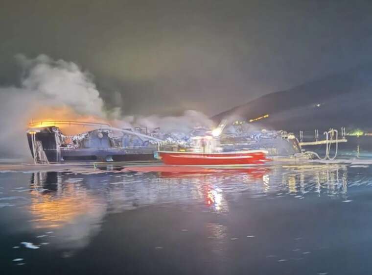 У побережья Черногории загорелась яхта