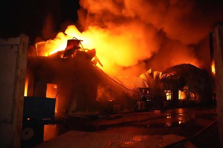 В Одесі внаслідок влучання загорілася «Нова пошта», пошкоджено термінали SOCAR