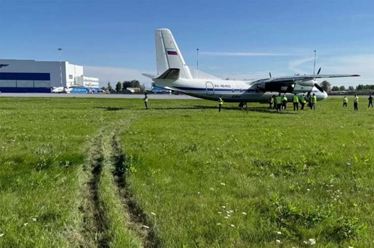 В аеропорту Тюмені літак Ан-24 викотився за межі смуги: причина — технічні несправності